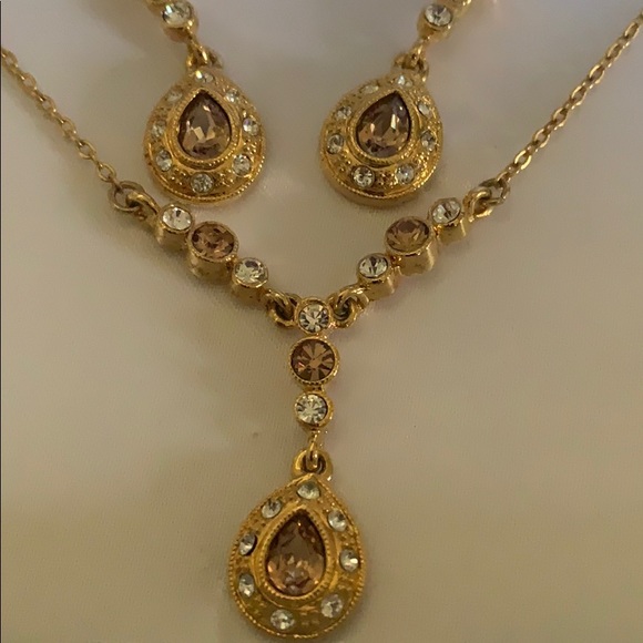 Beautiful Gold necklace & earring set. - Picture 2 of 7